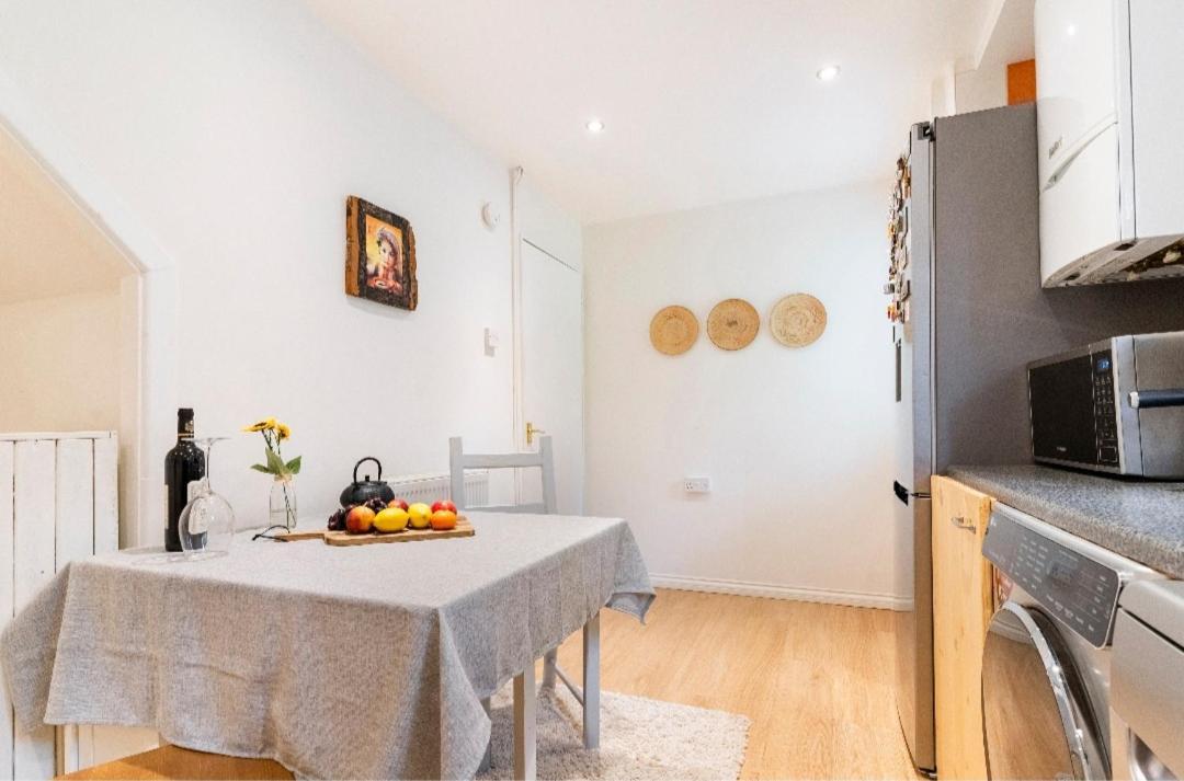 Cosy Room Near The City Centre With Free Parking Bath Extérieur photo